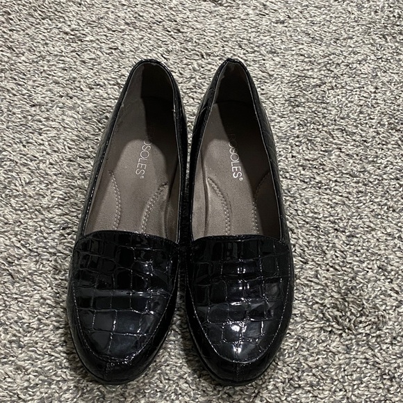 AEROSOLES Black Croc-Embossed Loafers - Picture 1 of 8